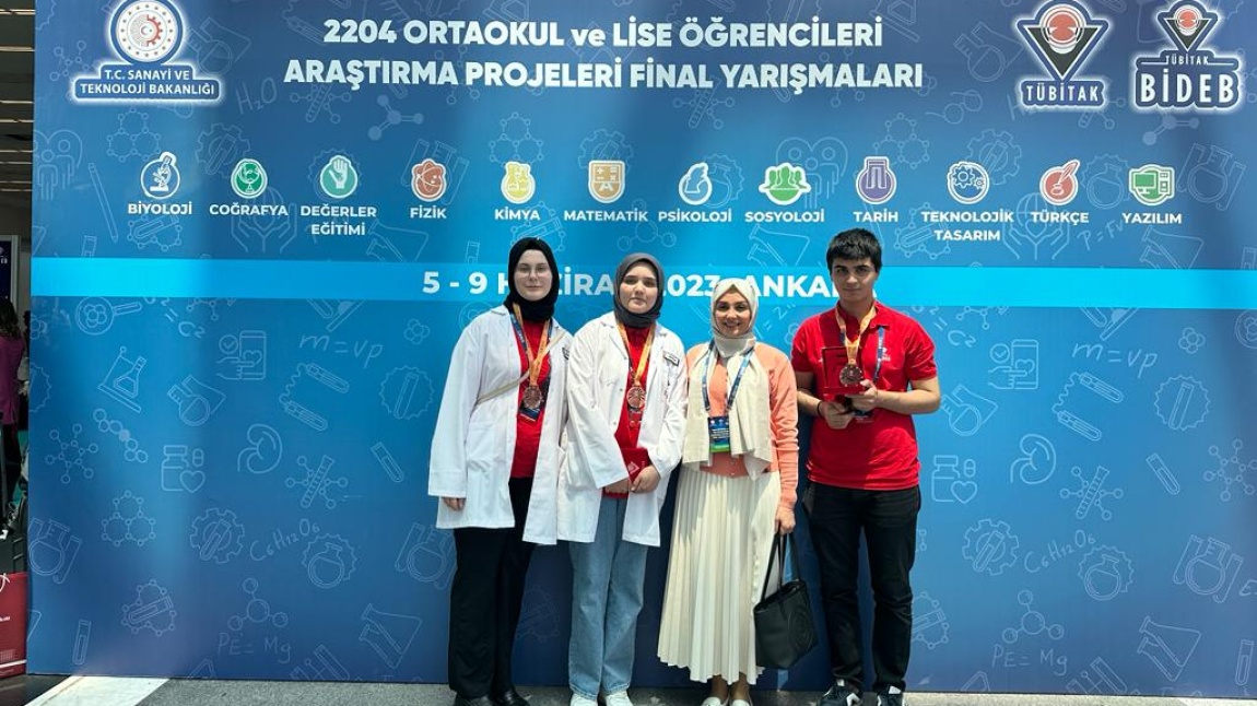 Öğrencilerimiz 54. TÜBİTAK Lise Öğrencileri Araştırma Projeleri Yarışması’nda Kimya kategorisinde Türkiye 3. sü